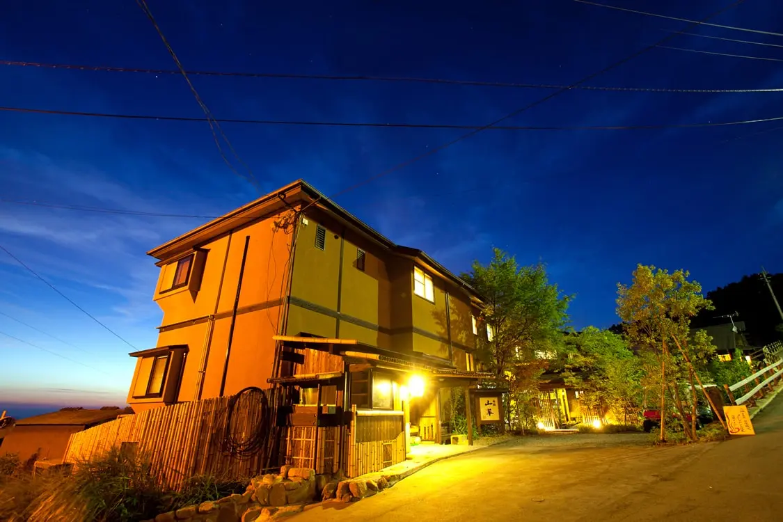 旅館山翠の美しい外観